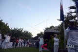 Warga negara Australia dan prajurit angkatan laut Australia mengikuti upacara bendera saat peringatan 'Anzac Day' di Monumen Taman Makam pahlawan di Konjen Asutralia di Denpasar, Bali, Rabu (25/4). Peringatan 'Anzac Day' atau Hari Anzac (Australian and New Zealand Army Corps) yang ke 103 diperingati setiap tahun yakni setiap 25 April yang menandai pendaratan pasukan Australia dan Selandia Baru di Gallipoli, Turki. NTARA FOTO/Wira Suryantala/wdy/2018.