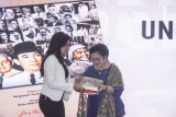Mantan Presiden Megawati Soekarnoputri (kanan) menerima buku berjudul 