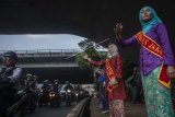 Sejumlah personel Polisi Wanita (Polwan) Polres Metro Jakarta Timur yang mengenakan pakaian kebaya, mengatur arus lalu lintas di Jalan Otista Raya, Jatinegara, Jakarta, Jumat (20/4). Kegiatan tersebut dalam rangka memperingati Hari Kartini. ANTARA FOTO/Aprillio Akbar/Spt/18.