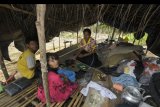 Keluarga Suku Anak Dalam (SAD) rombong Abas berada di dalam sudung atau pondok miliknya di Desa Pelakar, Pamenang, Merangin, Jambi, Minggu (22/4). Sejumlah kepala keluarga dari beberapa rombong SAD di daerah itu masih tinggal di beberapa sudung karena belum mendapatkan bantuan permukiman dari pemerintah. ANTARA FOTO/Wahdi Septiawan/kye/18.