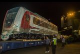 Pekerja dibantu alat berat menarik gerbong kereta ringan/Light Rail Transit (LRT) di Pelabuhan Car Terminal, Tanjung Priok, Jakarta, Jumat (13/4). Sebanyak satu rangkaian atau dua gerbong kereta ringan/LRT tiba di Pelabuhan Car Terminal, Jakarta yang selanjutnya akan dipergunakan pada LRT jalur Kelapa Gading - Velodrome untuk dipergunakan dalam perhelatan Asian Games 2018 pada Agustus mendatang. ANTARA FOTO/Galih Pradipta/18