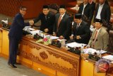 Menteri Hukum dan HAM Yasonna H Laoly (kiri) berjabat tangan dengan Wakil Ketua DPR Taufik Kurniawan (kedua kiri) disaksikan oleh Ketua DPR Bambang Soesatyo (ketiga kiri), Wakil Ketua DPR Fadli Zon (kedua kanan) dan Utut Adianto (kanan) seusai menyerahkan laporan saat rapat paripurna di Kompleks Parlemen, Senayan, Jakarta, Selasa (10/4/2018). Rapat paripurna ke-22 ini beragendakan pengambilan keputusan RUU terkait pengesahan persetujuan antara pemerintah kerajaan Thailand tentang kerjasama di bidang pertahanan. (ANTARA FOTO/Rivan Awal Lingga) 