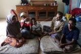 Lima pengungsi suku Rohingya Myanmar yang ditemukan terdampar di perairan Aceh Timur menunggu penanganan lanjutan di kantor Imigrasi Langsa, Langsa, Aceh, Minggu (15/4). Pemerintah akan mencari negara ketiga untuk menampung para pengungsi suku Rohingya yang terdampar di wilayah Indonesia, terutama bagi lima imigran yang terdampar pada 5 April lalu. ANTARA FOTO/Irwansyah Putra/kye/18.