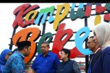 Ketua Umum Partai Demokrat Susilo Bambang Yudhoyono (ketiga kiri) bersama Ibu Ani Yudhoyono (ketiga kanan) mendengarkan penjelasan dari calon Wali Kota Tangerang Arief R Wismansyah (kedua kiri) tentang kampung berkelir di Tangerang, Banten, Senin (23/4). Kegiatan tersebut guna menyerap aspirasi masyarakat. ANTARA FOTO/Muhammad Iqbal/aww/18.