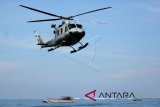 Helikopter dan Kapal Landing Craft Unit (LCU) TNI AL mengevakuasi warga dan tamu VVIP untuk dibawa ke KRI Dr Soeharso saat simulasi penanggulangan bencana di Pantai Mengiat, Nusa Dua, Bali, Kamis (12/4). Simulasi gabungan sinergi antara TNI AL dan BBNPB dengan menggunakan Kapal jenis KRI Dr Soeharso-990, Landing Craft Unit, Helikopter, Sea Reader dan perahu karet tersebut sebagai upaya kesiapsiagaan petugas dalam upaya penanggulangan bencana menjelang pelaksanaan Annual Meeting IMF 2018. ANTARA FOTO/Wira Suryantala/wdy/2018.