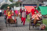 Lomba Balap Becak Ibu-Ibu