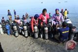 Pengibaran Bendera dari Dalam Laut