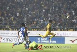 Kiper Persib Bandung berjibaku menghadang laju penyerang Sriwijaya FC pada pertandingan di Stadion Jakabaring Sport Center Palembang, Minggu (1/4). Sriwijaya FC mengalahkan Persib dengan skor 3-1.