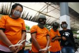 Petugas memperlihatkan tiga orang pengedar narkoba jenis heroin jaringan Internasional saat pers rilis di RSUD Kab Tangerang, Tangerang, Banten, Selasa (17/4). Jajaran kepolisian Polres Tangerang berhasil melakukan penggerebekan jaringan Narkoba Internasional didekat Bandara Soetta, dalam penggerebekan tersebut polisi menembak mati bandar besar narkoba jaringan Internasional berinisial AB (45) dan menangkap hidup tiga orang pengikutnya serta barang bukti 1 kg Heroin dan puluhan ekstasi. ANTARA FOTO/Muhammad Iqbal/pd/18