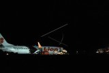Kondisi pesawat Lion Air yang tergelincir di landasan pacu Bandara Djalaludin, di Kabupaten Gorontalo, Gorontalo, Minggu (29/4) malam. Pesawat dengan nomor penerbangan JT 892 tergelincir dan keluar landas pacu sesaat setelah mendarat ketika hujan deras, dan 174 penumpang dan tujuh kru selamat pada kejadian tersebut. ANTARA FOTO/Adiwinata Solihin/aww/18.