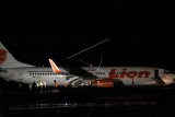 Kondisi pesawat Lion Air yang tergelincir di landasan pacu Bandara Djalaludin, di Kabupaten Gorontalo, Gorontalo, Minggu (29/4) malam. Pesawat dengan nomor penerbangan JT 892 tergelincir dan keluar landas pacu sesaat setelah mendarat ketika hujan deras, dan 174 penumpang dan tujuh kru selamat pada kejadian tersebut. ANTARA FOTO/Adiwinata Solihin/aww/18.