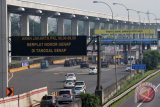 Sejumlah kendaraan berpelat nomor genap memasuki Gerbang Tol Cibubur 2 saat berlangsungnya uji coba penerapan sistem ganjil genap di Tol Jagorawi, Jakarta Timur, Senin (16/4/2018). Badan Pengelola Transportasi Jabodetabek (BPTJ) Kementerian Perhubungan mulai menerapkan uji coba sistem ganjil genap di Tol Jagorawi pada gerbang tol Cibubur 2 arah Jakarta yang akan berlangsung dari Senin-Jumat pukul 06.00-09.00 WIB untuk mengurai dan mengurangi kemacetan. (ANTARA /Indrianto Eko Suwarso) 