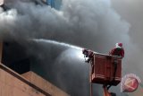 Petugas pemadam kebakaran Kota Jambi berusaha memadamkan api yang membakar Hotel Novita di Jambi, Senin (9/4/2018). Petugas masih menyelidiki penyebab kebakaran yang diperkirakan terjadi sekitar pukul 05.00 WIB itu. 