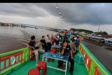 Sejumlah wisatawan berada di atas kapal wisata saat menyusuri sungai Kapuas di Pontianak, Kalimatan Barat, Rabu (18/4). Wisatawan dapat menyewa kapal wisata untuk menyusuri sungai Kapuas dengan harga Rp800.000 hingga satu juta rupiah per paket dengan durasi 30 menit hingga 60 menit untuk menyusuri sungai Kapuas. ANTARA FOTO/Aloysius Jarot Nugroho/foc/18
