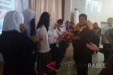 Penyerahan hadiah lomba  PL2SN di Kabupaten Bangka Tengah, Rabu (9/5).