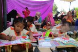 Siswa PAUD memgikuti lomba menggambar saat gelaran seni budaya pelajar Kediri di Lapangan GOR Jayabaya, Kota Kediri, Jawa Timur, Sabtu (5/5). Selain dalam rangka memperingati Hari Pendidikan Nasional juga peresmian gerakan nasional orang tua membacakan buku. Antara Jatim/Asmaul Chusna/mas/18