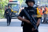 Petugas berjaga di sekitar lokasi ledakan bom di Gereja Kristen Indonesia (GKK) Jalan Diponegoro, Surabaya, Jawa Timur, Minggu (13/5). Menurut pihak Kepolisian telah terjadi tiga ledakan di tiga lokasi gereja di Surabaya. ANTARA FOTO/Didik Suhartono/zk/18