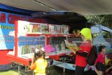 Sejumlah warga membaca buku saat gelaran seni budaya pelajar Kediri di Lapangan GOR Jayabaya, Kota Kediri, Jawa Timur, Sabtu (5/5). Selain dalam rangka memperingati Hari Pendidikan Nasional juga peresmian gerakan nasional orang tua membacakan buku. Antara Jatim/Asmaul Chusna/mas/18