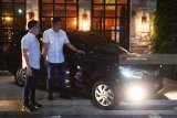 President Director Honda Surabaya Center (HSC) Ang Hoey Tiong (kanan) berbincang dengan Marketing and After Sales Service Director Honda Surabaya Center Wendy Miharja di samping mobil Honda Mobilio di SUrabaya, Jawa tIur, Selasa (22/5). Honda Surabaya menawarkan program 'Mudik Cermat Pakai Honda Baru' untuk konsumen yang melakukan pembelian di bulan Ramadan. Antara Jatim/Zabur Karuru/18