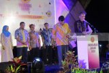 Sejumlah RT mendapatkan penghargaan dalam Prodamas Award 2018 yang diselenggarakan di Taman Tirtoyoso, Kota Kediri, Jawa Timur, Selasa (8/5) malam. Kegiatan tersebut sebagai apresiasi pelaksanaan program pemberdayaan masyarakat sebagai upaya membangun dan memajukan Kota Kediri. Antara Jatim/ Foto/ Asmaul Chusnazk/18