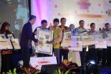 Sejumlah RT mendapatkan penghargaan dalam Prodamas Award 2018 yang diselenggarakan di Taman Tirtoyoso, Kota Kediri, Jawa Timur, Selasa (8/5) malam. Kegiatan tersebut sebagai apresiasi pelaksanaan program pemberdayaan masyarakat sebagai upaya membangun dan memajukan Kota Kediri. Antara Jatim/ Foto/ Asmaul Chusna 