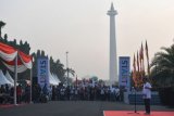 
    Parade Asian Games 2018
    Wakil Presiden Jusuf Kalla (kanan) memberikan pengarahan saat membuka Parade Asian Games 2018 di kawasan Monas, Jakarta, Minggu (13/5/2018). Kegiatan yang diikuti sekitar 5.000 perserta dari berbagai komunitas, instansi pemerintah, dan pihak sponsor tersebut untuk menggelorakan semangat dan partisipasi masyarakat dalam menyambut Asian Games 2018 yang akan berlangsung pada Agustus mendatang. (ANTARA FOTO/Sigid Kurniawan)
