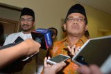 Mantan Ketua KPK Abraham Samad (kiri) dan Presiden PKS Sohibul Iman menjawab pertanyaan seusai melakukan pertemuan secara tertutup di Kantor DPP PKS Jakarta, Kamis (24/5/2018). Pertemuan tersebut dalam rangka silaturahmi serta memaparkan ide dan gagasan terkait membangun negara, khususnya dalam bidang pemberantasan korupsi. (ANTARA /Wahyu Putro A) 