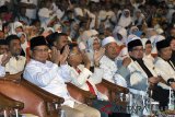 Ketua Umum Partai Gerindra Prabowo Subianto (kiri) bersama Presiden Partai Keadilan Sejahtera (PKS) Sohibul Iman (keempat kanan) dan tokoh serta ulama PKS menghadiri acara puncak Milad ke-20 PKS di Sentul Internasional Convention Center, Kabupaten Bogor, Jawa Barat, Minggu (13/5). Acara Puncak Milad ke-20 PKS yang dihadiri sedikitnya 50 ribu kader dan simpatisan dari berbagai daerah di Indonesia tersebut mengambil tema Ayo Lebih Baik untuk Indonesia Lebih Baik. ANTARA JABAR/Arif firmansyah/agr/18