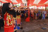 Sejumlah wanita Dayak mengikuti Lomba Sumpit pada Pekan Gawai Dayak (PGD) ke-33 di Rumah Radakng, Pontianak, Kalimantan Barat, Selasa (22/5). Lomba sumpit yang diikuti puluhan peserta dari berbagai sanggar dan klub sumpit tersebut, mengadu ketangkasan dalam mengenai sasaran pada lomba sumpit khas Dayak. ANTARA FOTO/HS Putra/jhw/18