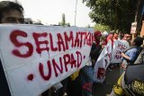 Massa yang tergabung dalam Gelora Aksi Masyarakat Unpad melakukan aksi dalam rangka Hari Pendidikan Nasinal di halaman Kampus Unpad Dipatiukur, Bandung, Jawa Barat, Rabu (2/5). Dalam aksinya mereka menuntut agar rektor memberikan jaminan hak-hak bagi pekerja serta kebebasan bagi mahasiswa dalam mengembangkan ilmu pengetahuan dan kegiatan mahasiswa. ANTARA JABAR/Raisan Al Farisi/agr/18