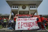 Massa yang tergabung dalam Gelora Aksi Masyarakat Unpad melakukan aksi dalam rangka Hari Pendidikan Nasinal di halaman Kampus Unpad Dipatiukur, Bandung, Jawa Barat, Rabu (2/5). Dalam aksinya mereka menuntut agar rektor memberikan jaminan hak-hak bagi pekerja serta kebebasan bagi mahasiswa dalam mengembangkan ilmu pengetahuan dan kegiatan mahasiswa. ANTARA JABAR/Raisan Al Farisi/agr/18