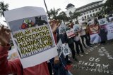 Massa yang tergabung dari Lingkar Aksi Mahasiswa (Lima) Indonesia melakukan aksi dalam rangka Hari Kebangkitan Nasional di Halaman Gedung Sate, Bandung, Jawa Barat, Senin (21/5). Dalam aksinya, mereka mengecam partai yang bertentangan dengan pancasila, serta menuntut agar negara tegas dengan tidak memberi ruang kepada kelompok yang memiliki paham radikalisme. ANTARA JABAR/Raisan Al Farisi/agr/18