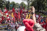 Ratusan buruh melakukan aksi Hari Buruh Internasional di depan Gedung Sate, Bandung, Jawa Barat, Selasa (1/5). Dalam aksinya mereka meminta kepada Pemerintah untuk meningkatkan kesejahteraan para kaum buruh. ANTARA JABAR/M Agung Rajasa/agr/18
