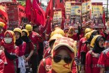 Ratusan buruh melakukan aksi Hari Buruh Internasional di depan Gedung Sate, Bandung, Jawa Barat, Selasa (1/5). Dalam aksinya mereka meminta kepada Pemerintah untuk meningkatkan kesejahteraan para kaum buruh. ANTARA JABAR/M Agung Rajasa/agr/18
