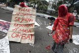 Seniman yang tergabung dalam komunitas berkesenian Gerbong Bawah Tanah melakukan aksi teaterikal di depan Gedung Sate, Bandung, Jawa Barat, Senin (21/5). Aksi tersebut untuk mengingatkan kembali tentang rezim pemerintahan masa lalu yang membungkam para pengkritik di negeri ini. ANTARA JABAR/M Agung Rajasa/agr/18
