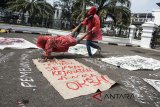 Seniman yang tergabung dalam komunitas berkesenian Gerbong Bawah Tanah melakukan aksi teaterikal di depan Gedung Sate, Bandung, Jawa Barat, Senin (21/5). Aksi tersebut untuk mengingatkan kembali tentang rezim pemerintahan masa lalu yang membungkam para pengkritik di negeri ini. ANTARA JABAR/M Agung Rajasa/agr/18
