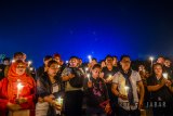 Warga dari berbagai elemen menyalakan lilin saat melakukan aksi seribu lilin di Lapangan Gasibu, Bandung, Jawa Barat (13/5) malam. Aksi seribu lilin tersebut dilakukan sebagai dukungan dan doa bagi korban bom di tiga gereja yang terjadi di Surabaya. ANTARA JABAR/Raisan Al Farisi/agr/18