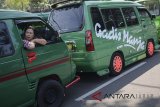 Supir angkot yang tergabung dalam Wadah Aliansi Aspirasi Transportasi (WAAT) melakukan aksi damai di depan Gedung Sate Bandung, Jawa Barat, Selasa (8/5). Dalam aksinya, sopir angkot menuntut agar pemerintah segera merealisasikan Peraturan Menteri Perhubungan Nomor 108 Tahun 2017 tentang penyelenggaraan angkutan orang dengan kendaraan bermotor umum tidak dalam trayek. ANTARA JABAR/Raisan Al Farisi/agr/18.