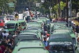 Ratusan supir angkot yang tergabung dalam Wadah Aliansi Aspirasi Transportasi (WAAT) melakukan aksi damai di depan Gedung Sate Bandung, Jawa Barat, Selasa (8/5). Dalam aksinya, sopir angkot menuntut agar pemerintah segera merealisasikan Peraturan Menteri Perhubungan Nomor 108 Tahun 2017 tentang penyelenggaraan angkutan orang dengan kendaraan bermotor umum tidak dalam trayek. ANTARA JABAR/Raisan Al Farisi/agr/18.