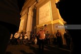 Sejumlah organisasi kepemudaan mengikuti aksi unjuk rasa di Monumen Simpang Lima Gumul, Kediri, Jawa Timur, Minggu (13/5) malam. Mereka menyerukan kepada masyarakat agar tetap tenang dan tidak takut terhadap terorisme sekaligus mengutuk aksi pengeboman gereja di Surabaya. Antara Jatim/Prasetia Fauzani/mas/18.