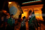 Sejumlah mahasiswa yang tergabung dalam Pergerakan Mahasiswa Islam Indonesia (PMII) mengikuti aksi unjuk rasa di Monumen Simpang Lima Gumul, Kediri, Jawa Timur, Minggu (13/5) malam. Mereka menyerukan kepada masyarakat agar tetap tenang dan tidak takut terhadap terorisme sekaligus mengutuk aksi pengeboman gereja di Surabaya. Antara Jatim/Prasetia Fauzani/mas/18.