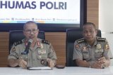 Kadiv Humas Polri Irjen Pol Setyo Wasisto (kiri) didampingi Kabag Pensat Ropenmas Divisi Humas Mabes Polri Kombes Pol Yusri Yunus (kanan) memberikan keterangan pers mengenai penyerangan teroris di Polda Riau, di Mabes Polri, Jakarta, Rabu (16/5/2018). Polisi berhasil mematahkan penyerangan di Polda Riau yang menyebabkan dua polisi terluka dan seorang lainnya meninggal dunia karena ditabrak mobil. Empat pelaku penyerangan tewas dilumpuhkan. (ANTARA /Reno Esnir) 