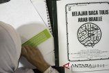 Sejumlah penyandang tuna netra mengikuti kegiatan Alquran Braille Camp 2018 di Balai Besar Pendidikan dan Pelatihan Kesejahteraan Sosial, Lembang, Kabupaten Bandung Barat. Jawa Barat, Selasa (22/5). Kegiatan tersebut dilakukan guna mengisi waktu di Bulan Ramadan dan bertujuan untuk para penyandang tuna netra mampu membaca Alquran braille, menulis arab braille dan menelaah ilmu tajwid. ANTARA JABAR/Novrian Arbi/agr/18.