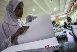 Sejumlah penyandang tuna netra mengikuti kegiatan Alquran Braille Camp 2018 di Balai Besar Pendidikan dan Pelatihan Kesejahteraan Sosial, Lembang, Kabupaten Bandung Barat. Jawa Barat, Selasa (22/5). Kegiatan tersebut dilakukan guna mengisi waktu di Bulan Ramadan dan bertujuan untuk para penyandang tuna netra mampu membaca Alquran braille, menulis arab braille dan menelaah ilmu tajwid. ANTARA JABAR/Novrian Arbi/agr/18.