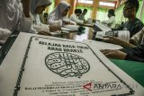 Sejumlah penyandang tuna netra mengikuti kegiatan Alquran Braille Camp 2018 di Balai Besar Pendidikan dan Pelatihan Kesejahteraan Sosial, Lembang, Kabupaten Bandung Barat. Jawa Barat, Selasa (22/5). Kegiatan tersebut dilakukan guna mengisi waktu di Bulan Ramadan dan bertujuan untuk para penyandang tuna netra mampu membaca Alquran braille, menulis arab braille dan menelaah ilmu tajwid. ANTARA JABAR/Novrian Arbi/agr/18.