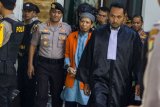 Terdakwa kasus dugaan serangan teror bom Thamrin dengan terdakwa Oman Rochman alias Aman Abdurrahman digiring petugas untuk mengikuti sidang yang beragendakan pembacaan replik atau tanggapan dari Jaksa penuntut umum (JPU) atas nota pembelaannya (pleidoi), di Pengadilan Negeri Jakarta Selatan, Jakarta, Rabu (30/5/2018). Dalam sidang tersebut Jaksa penuntut umum meminta kepada Majelis Hakim untuk menolak pleidoi Aman Abdurrahman karena Aman diyakini menjadi penggerak sejumlah teror di Indonesia. (ANTARA /Galih Pradipta) 