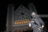 Personel Brimob Polda Jatim melakukan pengamanan misa malam di Gereja Katedral Ijen, Malang, Jawa Timur, Minggu (13/5). Puluhan personel dari Brimob Polda Jatim tersebut diterjunkan di setiap gereja di Malang untuk mengamankan misa malam pasca terjadinya ledakan bom di tiga gereja Surabaya. Antara Jatim/Ari Bowo Sucipto/mas/18.