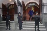 Personel Brimob Polda Jatim melakukan pengamanan misa malam di Gereja Katedral Ijen, Malang, Jawa Timur, Minggu (13/5). Puluhan personel dari Brimob Polda Jatim tersebut diterjunkan di setiap gereja di Malang untuk mengamankan misa malam pasca terjadinya ledakan bom di tiga gereja Surabaya. Antara Jatim/Ari Bowo Sucipto/mas/18.