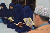 Sejumlah santriwati anak yatim mengikuti kegiatan menghafal Alquran di Pondok Pesantren Laskar Langit di Kampung Condong, Kota Tasikmalaya, Jawa Barat, Selasa (22/5). Selama bulan suci Ramadan 1439 H pesantren tersebut membuat program khusus pelatihan cepat menghafal Alquran di luar kepala bagi anak yatim dan duafa. ANTARA JABAR/Adeng Bustomi/agr/18