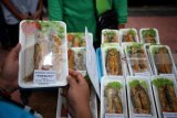 Petugas Dinas Kesehatan memeriksa sampel sejumlah makanan takjil yang dijual di pasar takjil saat razia di Kota Blitar, Jawa Timur, Senin (21/5). Razia dan pemeriksaan laboratorium lapangan yang digelar dengan tujuan untuk mengantisipasi beredarnya makanan yang mengandung zat berbahaya tersebut berhasil menemukan hampir 85 persen makanan dan minuman takjil yang dijual mengandung bahan pengawet dan pewarna kimia yang berbahaya untuk dikonsumsi. Antara Jatim/Irfan Anshori/zk/18